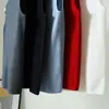 Elegante chaleco de punto sin mangas con cuello semi-alto para mujer, hecho de lana merino fina, color liso, adecuado para usar en capas debajo de un traje o como un top exterior ajustado.