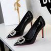 8351-K202 Sapatos de Salto Alto Apontados para Banquete Europeu e Americano Feminino Boca Rasa Fivela de Metal com Strass Salto Agulha Salto Alto de Couro Envernizado