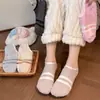 Nuevos estilos de otoño e invierno: Calcetines cortos, gruesos, hasta la mitad de la pantorrilla, de forro polar coral para mujer, con diseño de dos rayas, mitad forro polar, y adecuados para dormir o usar en interiores; disponible al por mayor