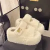 Chinelos de Pelo com Sola Grossa, Aumento Interno de Altura para Pessoas Baixas, Uma Tira, Calçado Feminino para Exterior, Novidade Outono/Inverno 2026, Fechamento com Velcro, Chinelos Quentes