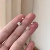 Pendientes de Gancho Curvo Pequeño Copo de Nieve para Dormir Gratis para Mujer 2024 Otoño e Invierno Nuevo Diseño Simple de Nicho Pendientes Elegantes