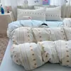 Set de cuatro piezas de algodón suave y simple tipo puff con dibujos, apto para la piel; set de tres piezas para estudiantes; funda de edredón individual apta para la piel; venta al por mayor de ropa de cama