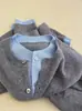 Elegante chaqueta de punto tipo cárdigan gris de dos piezas falsas para mujer, única y chic, adecuada para primavera y otoño, con un suéter y una camiseta básica en el interior