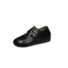 Outono 2026 Novo Estilo Sapatos Baixos Estilo Retrô Bico Dividido Planos para Mulheres Fivela de Couro Velcro Confortáveis Versáteis Mocassins