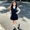 Conjunto de Roupa para Meninas Primavera e Outono 2026 Novo Estiloso Estilo Pequena Dama Camisa, Colete e Saia JK Conjunto de Três Peças