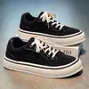 Nueva colección de otoño: zapatos de hombre con suela gruesa, zapatos casuales cómodos y versátiles para adolescentes, tenis de moda de corte bajo, estilo simple con cordones