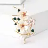 Nuevo Broche de Rama de Durazno de Aleación con Pedrería de Alta Gama y Moda, Lujo Ligero, Elegante y Versátil Pin de Accesorio de Broche para Ropa con Perla