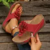 Sandalias de Exterior de Cuña Abiertas Transfronterizas 2026 Verano Nuevo Talla Grande con Estampado de Flores Negras