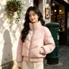Moda de Inverno 2026 Personalidade Fashionable Petite Gola Alta Jaqueta de Algodão Feminina Curta Grossa Quente Acolchoada Casaco