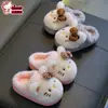 Chinelos de algodão autênticos da Hello Kitty para meninas, quentinhos para o inverno e com forro de fleece, chinelos de casa da Hello Kitty para meninas, com design de abraço no calcanhar