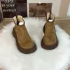 Botas de nieve de suela gruesa para mujer que aumentan la altura, colección de invierno 2026, versátiles, cómodas, forradas de felpa, cálidas, a la moda y de estilo británico, perfectas para mujeres bajitas