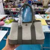 Bolsa de Jardín de Lona Color Panda con Herrajes de Acero, Costura a Mano con Hilo Encerado, Acabado de Aceite Cepillado, Sin Correa para el Hombro