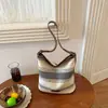 Bolso de axila a rayas de color block de gran capacidad transfronterizo para mujer, bolso tipo cubo estilo vacacional nuevo 2026, bolso cruzado para el día a día