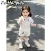 Casa Rosa¡Suave como la leche! Conjunto de verano de estilo coreano para niñas, con bloques de color, bordado de cerezas, manga corta y cuello de muñeca