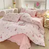 Juego de cuatro piezas de terciopelo de leche estampado estilo fresco para otoño e invierno, juego de tres piezas de sábana y funda de edredón de franela engrosada de doble cara de alto gramaje