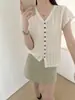 Camiseta feminina de manga curta com decote V vazado e listras verticais estilo francês, top de malha de seda, 26 novo estilo de verão, top solto e modelador para mulheres