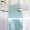 Venta al por mayor del fabricante camino de mesa de color sólido para hotel y boda estilo europeo tela decorativa simple camino de mesa de satén de seda helada suministro directo