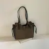 Bolsa de axila com design de nicho europeu, bolsa versátil de ombro único, grande capacidade, elegante para o trabalho, bolsa tote de mão