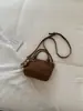 Bolso tote pequeño surtido super caliente transfronterizo para mujer 2026 nuevo nicho sentido de alta gama para ir al trabajo bolso cruzado tipo cubo