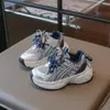 Zapatos deportivos para niños, nuevo modelo de otoño, zapatos casuales ligeros y cómodos para niños, versátiles zapatos de papá elegantes, antideslizantes y de suela suave para niñas