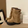 Botas de tornozelo com plataforma da moda para mulheres, coleção outono/inverno 2026, projetadas para figuras baixinhas, com detalhe de fivela e estilo versátil com calças
