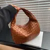 Bolsa tejida a mano personalizada para exportación de comercio exterior 2024 nuevo diseño de nicho estilo extranjero única bolsa de mano de media luna venta al por mayor
