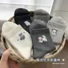 Meias femininas de outono até o meio da panturrilha, absorventes de suor e resistentes a odores, feitas de algodão de Xinjiang, meias fofas de estudante com bichinhos animados, atacado da indústria de meias de Zhuzji
