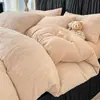 Juego de ropa de cama de cuatro piezas de terciopelo de leche con estampado de corazones rosas para otoño e invierno, que incluye una funda de edredón gruesa y cálida y un juego de sábanas de tres piezas