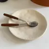 Plato minimalista estilo japonés con salpicaduras de tinta mate, plato cerámico vintage de forma irregular, alto valor estético, adecuado para uso doméstico como plato de postre o desayuno