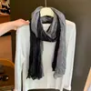 Bufanda plisada artística de color marrón estilo coreano para mujer, nueva bufanda versátil de seda para otoño 2026 para viajes y sesiones de fotos, creando un look atmosférico