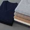Chaleco nuevo engrosado de otoño e invierno 100% lana, top casual sin mangas de cuello en V para hombre, suéter de cachemira