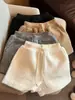 Pantalones cortos de felpa color blanco roto para mujer, adecuados para otoño e invierno, pantalones de pierna ancha de cintura alta en línea A, perfectos para combinar con botas