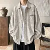 Camisa tie-dye estilo americano, nueva colección de otoño para hombre, camisa casual de manga larga de corte holgado, top versátil a rayas para usar como outerwear