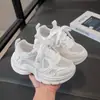 Zapatos deportivos transpirables para niñas, zapatos de malla para niños, nuevo modelo de verano, zapatos blancos ligeros y versátiles para estudiantes, dad shoes para niñas