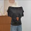 Camiseta de Manga Corta a Rayas Negras Off-Shoulder para Mujer, Nuevo Estilo Popular Verano 2025, Ceñida a la Cintura, Adelgazante, Top Versátil para Mujer