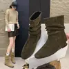 Botas curtas plissadas estilo coreano para afinar e aumentar a altura para mulheres, botas curtas da moda versáteis de salto médio para o outono de 2026
