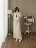 Conjunto casual de dos piezas de punto con cuello en V para mujer, que incluye un top holgado de manga larga y una falda larga de cintura alta y corte fluido, creando un look elegante y con estilo.