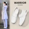 Novos sapatos com amortecimento a ar para enfermeiras mulheres, sola macia, leves, não cansativos, slip-on antiderrapantes, sapatos brancos especiais respiráveis para pessoal médico