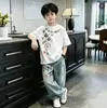 2026 Novo Design Americano Grande para Crianças Gola Redonda Manga Curta Conjunto Jeans Verão Solto Versátil Fashion