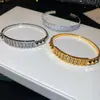 Pulsera de cierre rectangular hueco con circonita chapada en oro real de 18 quilates, sensación de lujo ligero de alta gama, accesorio de mano personalizado y versátil