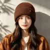 Novo gorro de malha liso de cor sólida para outono e inverno para mulheres, faz o rosto parecer menor, versátil, quente, à prova de vento e protege as orelhas