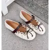 Em estoque Sapatos Mary Jane estilo francês plissados macios cor de pele de carneiro color block laço mola 2026 sapatos femininos rasos bico redondo