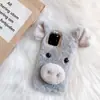 Funda de Teléfono de Peluche de Cerdo de la Suerte de Dibujos Animados de Invierno Peluda para Samsung S25/S26