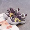 Tênis esportivos infantis, nova coleção outono 2026, tênis de corrida estilosos e antiderrapantes para meninas, sapatos casuais para caminhada ao ar livre, estilo da moda