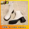 Botas Curtas Confortáveis Estilo Francês para Mulheres, Novo Modelo Outono e Inverno 2025, Botas Chelsea Martin de Salto Bloco Versáteis de Alta Qualidade para Afinar a Silhueta para Mulheres