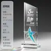 Troféu de cristal colorido criativo de estrela de cinco pontas feito sob medida para reunião anual da empresa Prêmios de funcionários excepcionais comemorativos feitos sob medida