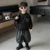 Conjunto de Moletom Masculino Primavera e Outono Estilo Coreano Conjunto Esportivo Duas Peças Cool para Bebês e Crianças Pequenas Roupas Estilosas e da Moda