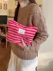 Bolsa de cosméticos de felpa de invierno estilo 4123 pulgadas con lunares de color, bolsa de almacenamiento de cosméticos para el cuidado de la piel de viaje de gran capacidad para mujeres