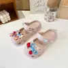 Sapatos de praia Mary Jane DIY vazados com decoração de desenho animado para meninas, chinelos antiderrapantes de bico fechado para uso ao ar livre