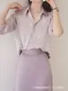 Lost and Fonud Primavera 2026 Morado Claro Patrón Oscuro Satén Arrugado Mate Camisa de Manga Larga + Falda Elástica